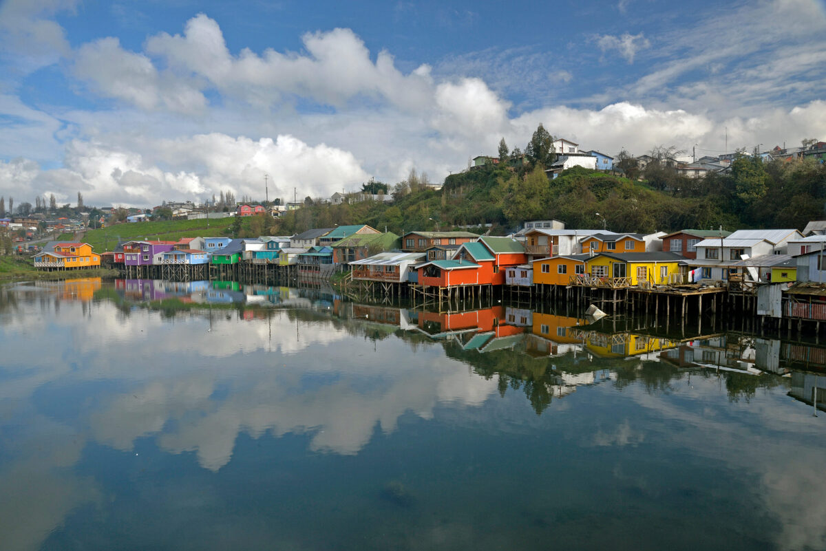 Palafitos coloridos junto al agua en la Región de Los Lagos, Chile